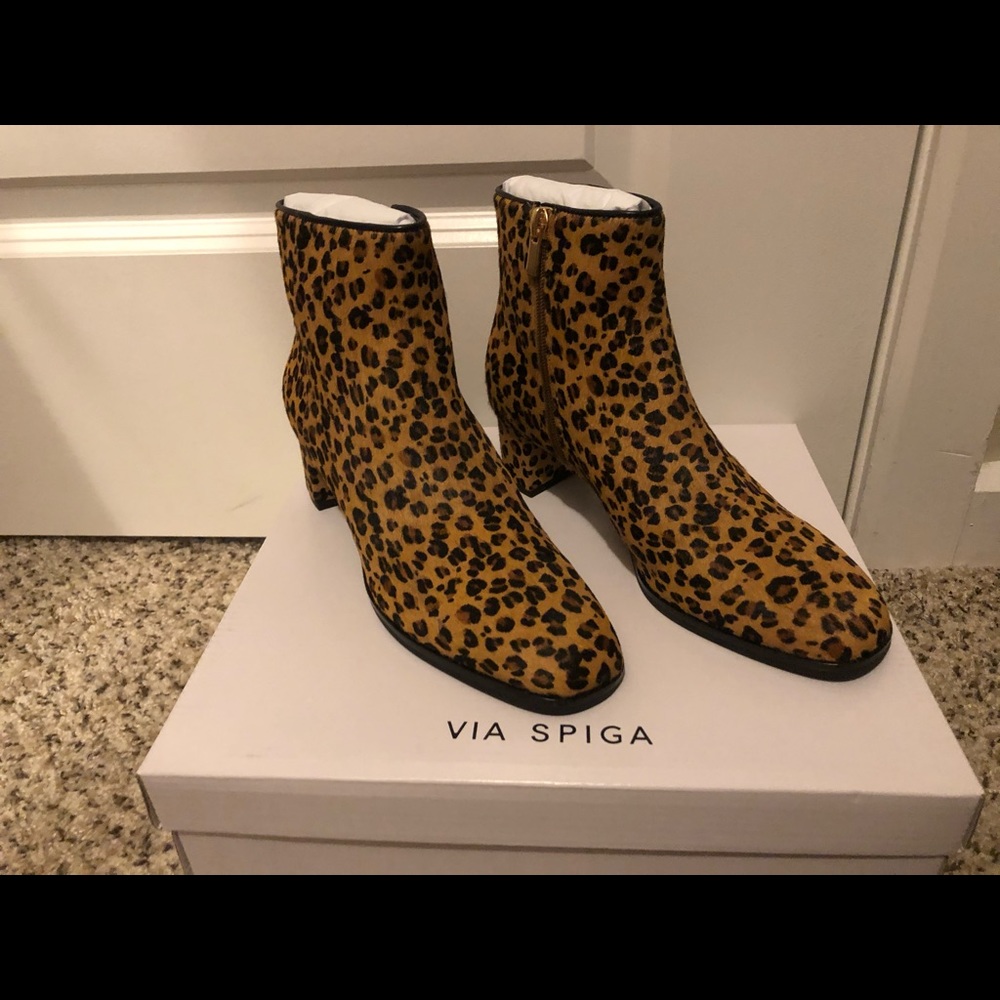 New Via Spiga leather cheetah print bootie